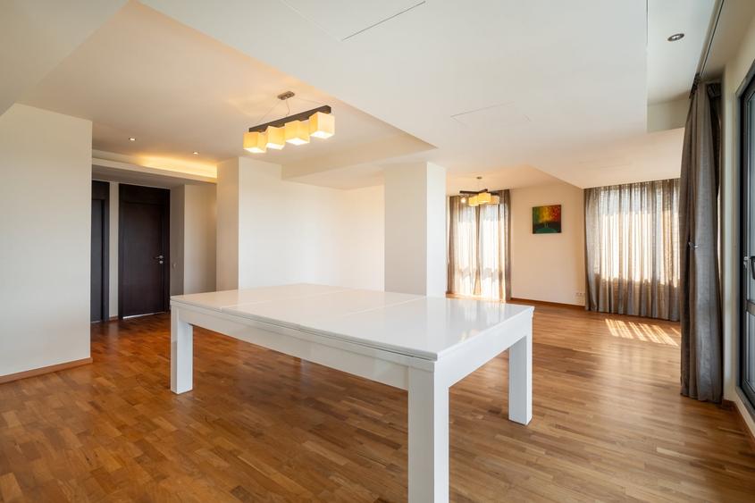Apartament cu 5 camere decomandat în Băneasa