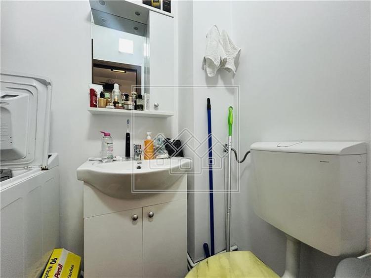 Apartament cu 3 camere semidecomandat în Turnișor
