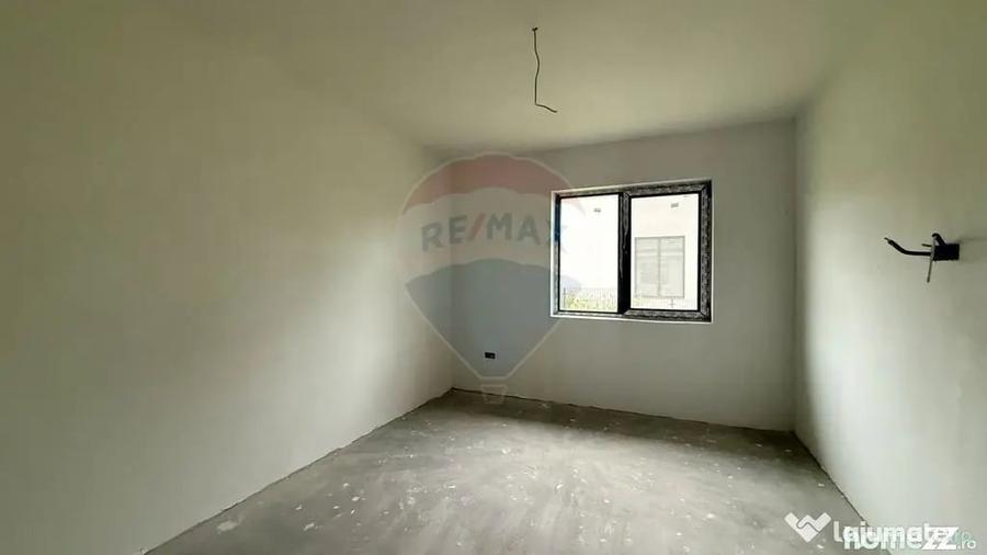 Casă cu 7 camere cu Teren 892 Mp în Est