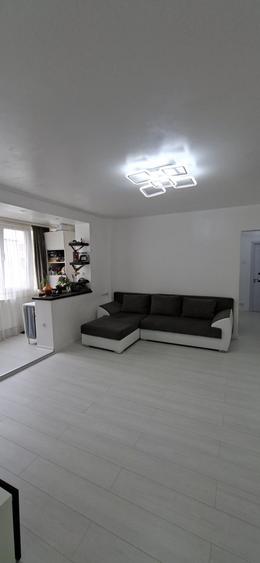 Apartament cu 3 camere semidecomandat în Obor