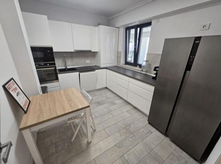 Apartament cu 4 camere decomandat, mobilat în Băneasa