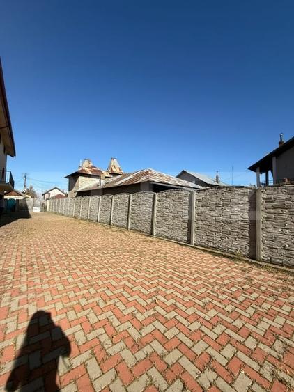 Casă individuală cu 9 camere cu Canalizare în Comișani