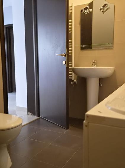 Apartament cu 3 camere semidecomandat în Moșilor
