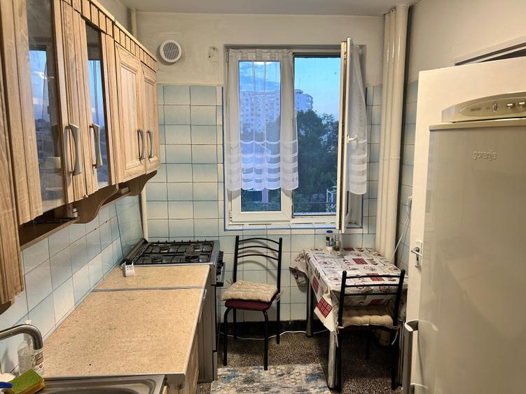 Apartament cu 3 camere semidecomandat în Basarab