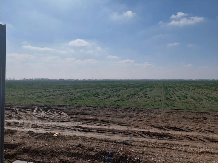 Teren agricol intravilan de 12300 mp, în 1 Decembrie