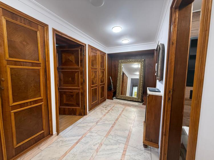Apartament cu 4 camere în Universitate
