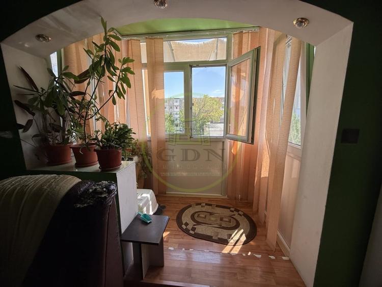 Apartament cu 3 camere semidecomandat, mobilat în Craiovița Nouă