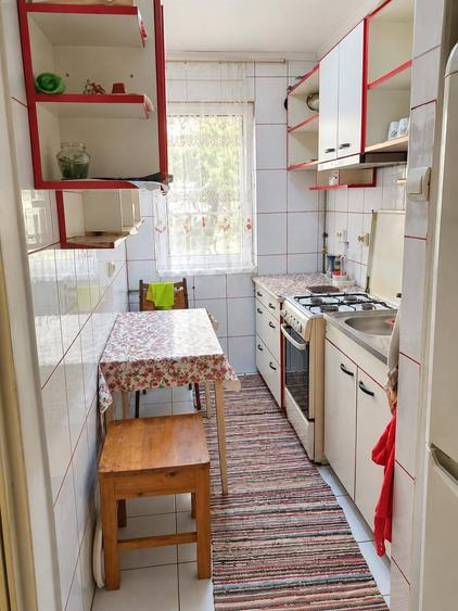 Apartament cu 3 camere, finisat, mobilat si utilat, cu geam la baie si balcon, zona Flora - 3
