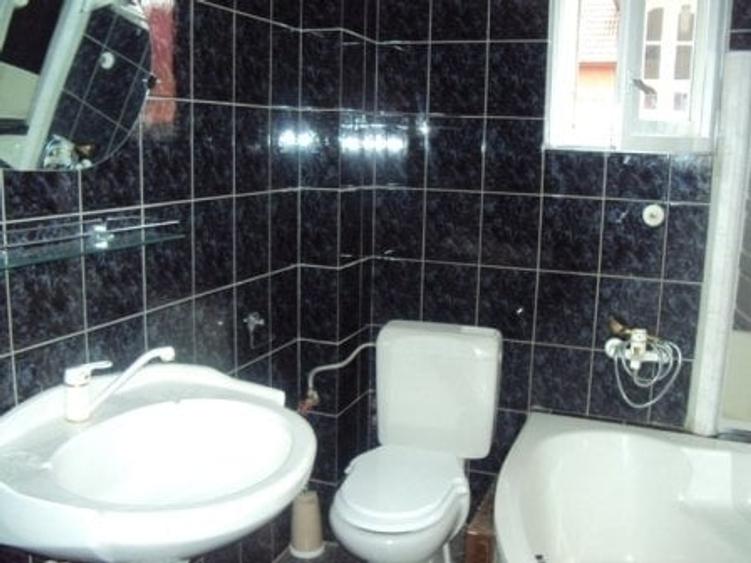Casă cu 8 camere cu Canalizare în Corunca