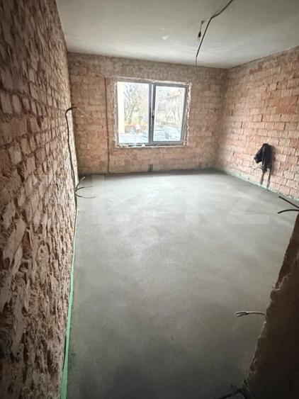 Apartament cu 3 camere decomandat în Tractorul