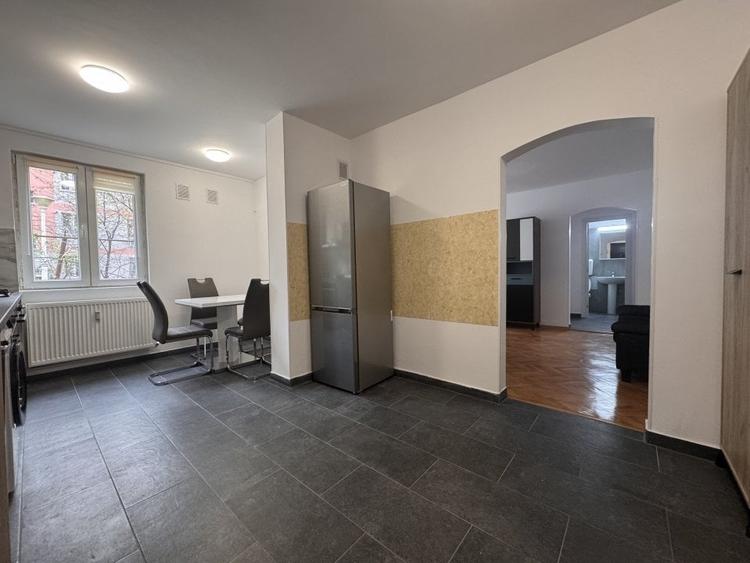 Apartament cu 3 camere semidecomandat, mobilat în Sălăjan