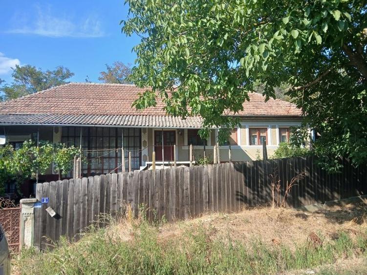Casă cu 4 camere în Prisăceaua