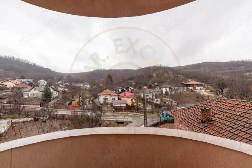 Casă cu Teren 663 Mp în Izvorani
