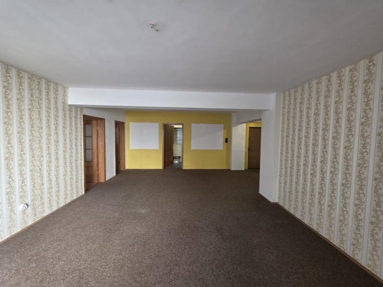 Apartament cu 4 camere decomandat, mobilat în Primăverii