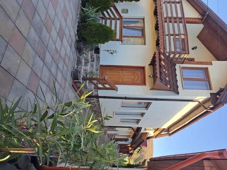Casă cu Teren 4470 Mp în Vâlcele