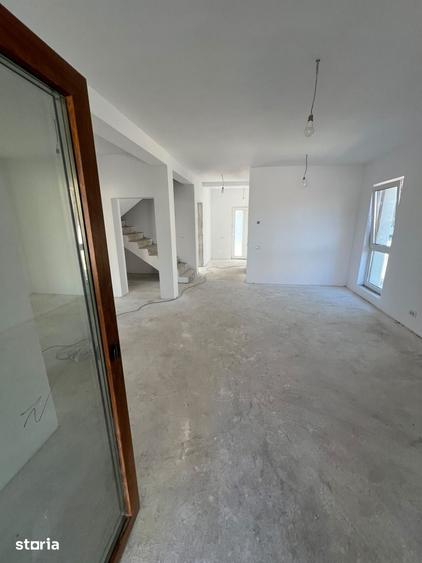 Casă cu 4 camere cu Teren 300 Mp în Vladimirescu