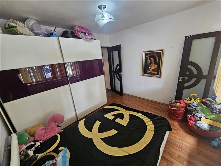 Apartament cu 3 camere semidecomandat, mobilat în Micro II