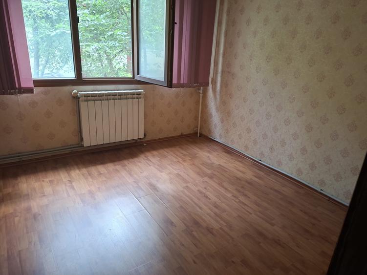 Apartament cu 3 camere decomandat în Drumul Taberei
