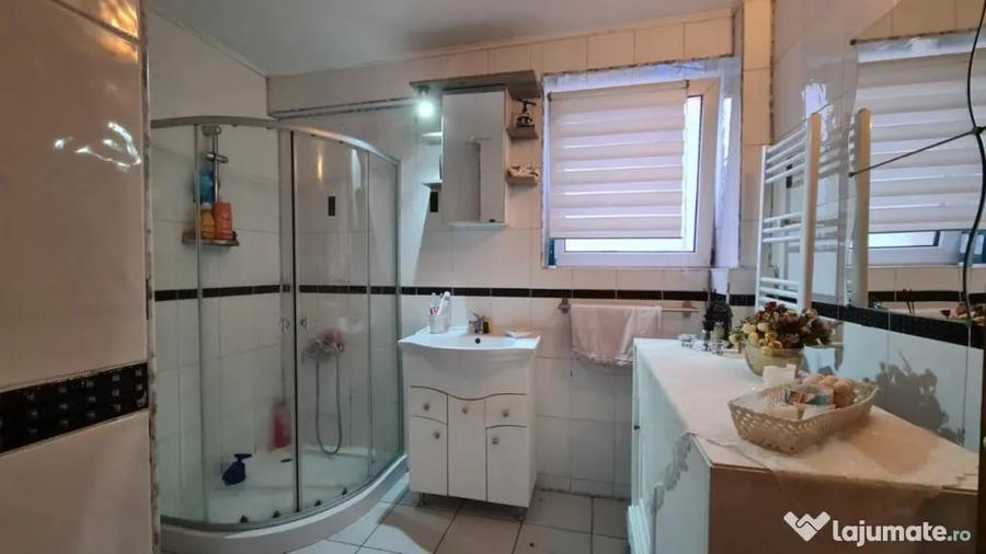 Casă cu 7 camere cu Teren 300 Mp în Mihai Bravu