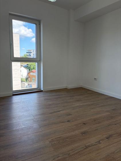 Apartament cu 4 camere decomandat în Dâmbul Rotund