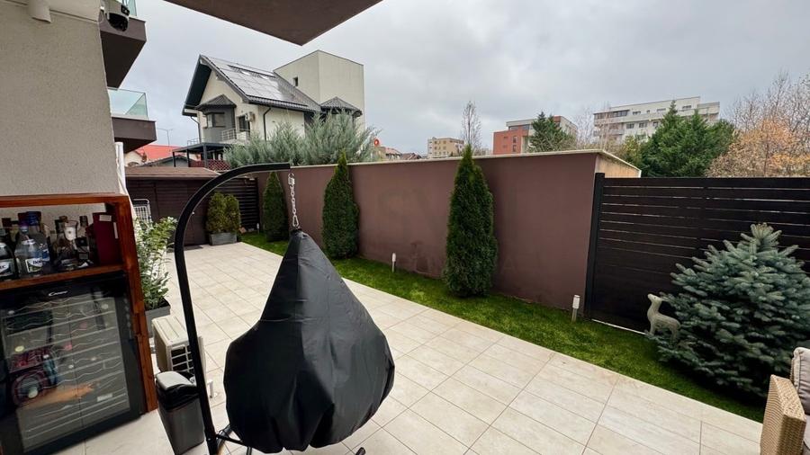 Apartament cu 3 camere semidecomandat în Sisești
