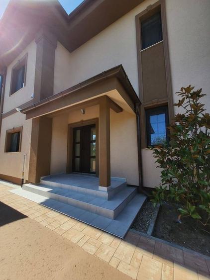 Casă individuală cu 5 camere decomandat cu Canalizare în Girocului