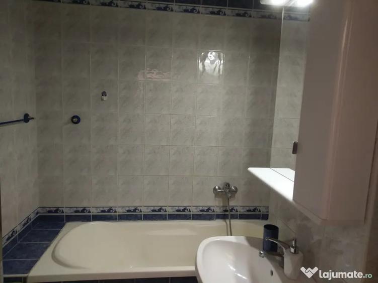 Apartament cu 3 camere decomandat în Ștefan cel Mare