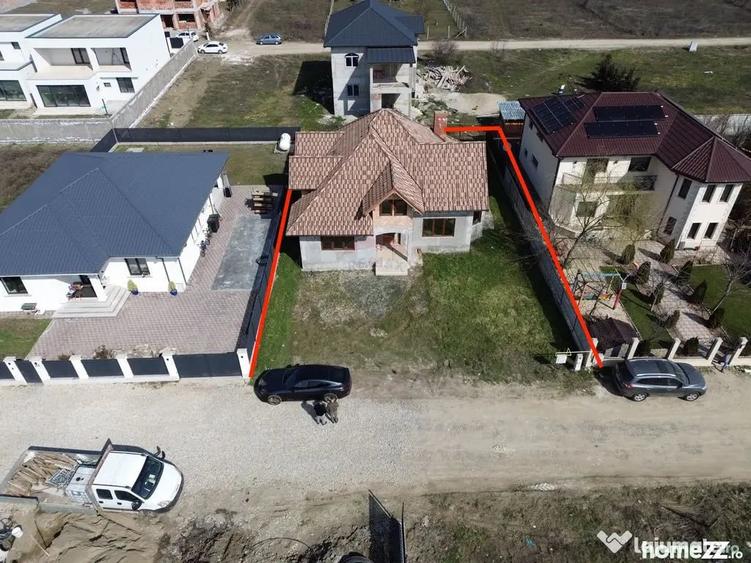 Casă cu 7 camere cu Teren 615 Mp în Est