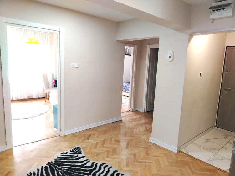 Apartament cu 4 camere decomandat în Central