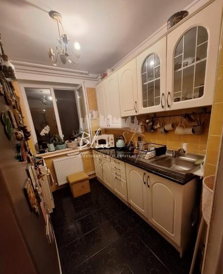 Apartament cu 4 camere semidecomandat în Tomis III