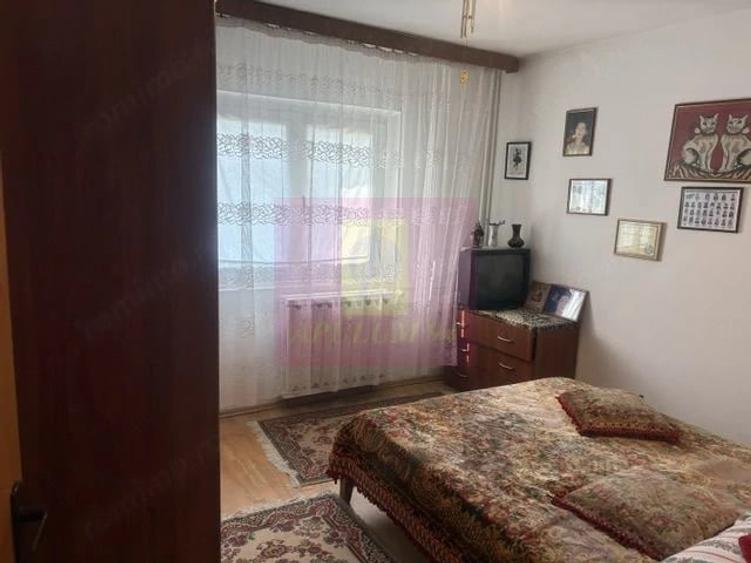 Apartament cu 3 camere decomandat în Drumul Sării