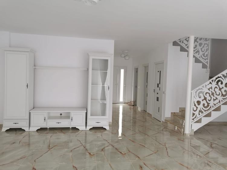 Casă cu 3 camere cu Teren 250 Mp în Exterior Vest