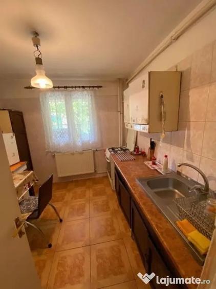 Apartament cu 3 camere semidecomandat în Rahova