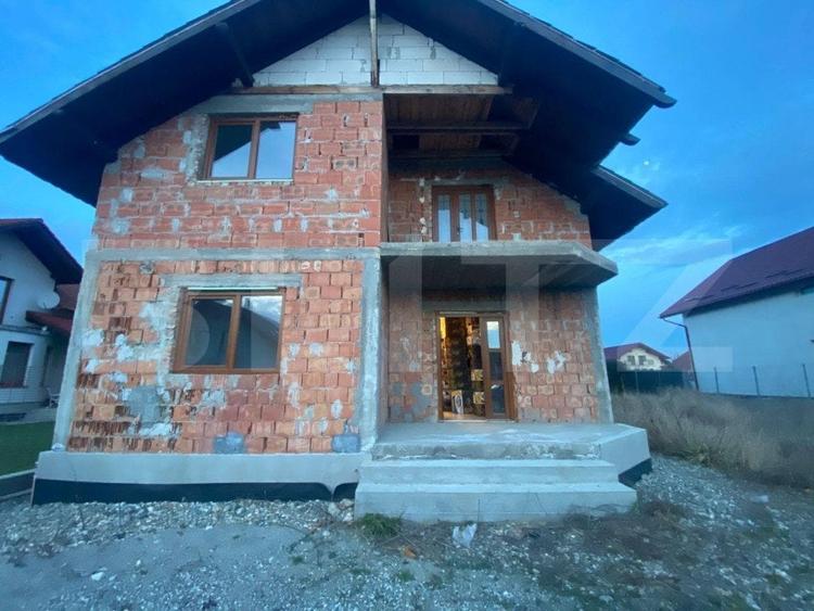 Casă individuală cu 6 camere cu Teren 500 Mp în Beclean