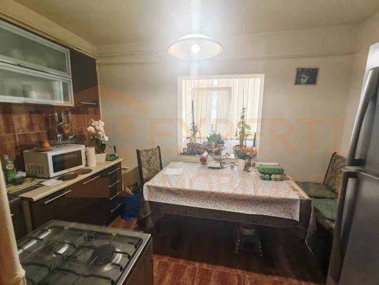 Apartament cu 3 camere decomandat, mobilat în Casa de Cultură