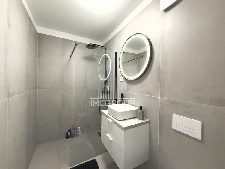 Apartament cu 3 camere semidecomandat, mobilat în Florești