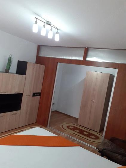 Apartament cu 3 camere semidecomandat în Apărătorii Patriei