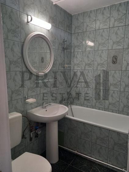 Apartament cu 3 camere semidecomandat, mobilat în Central