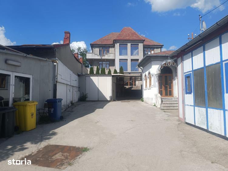 Casă cu 10 camere cu Teren 970 Mp în Calea București