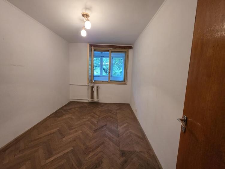 Apartament cu 4 camere semidecomandat în Titan