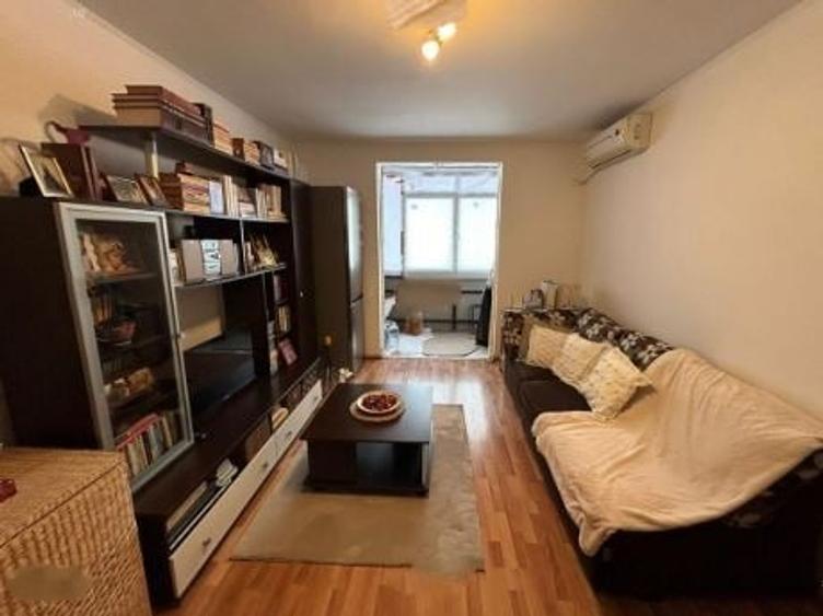 Apartament cu 3 camere semidecomandat, mobilat în Titan