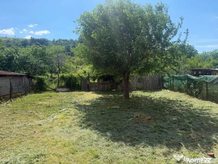 Casă cu 5 camere cu Teren 2000 Mp în Podari