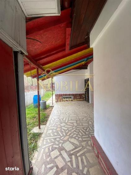 Casă cu 10 camere cu Teren 1332 Mp în Mănăstirea Cașin