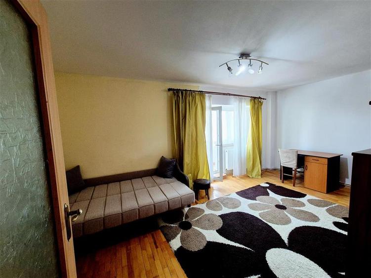 Apartament cu 3 camere decomandat în Nicolina