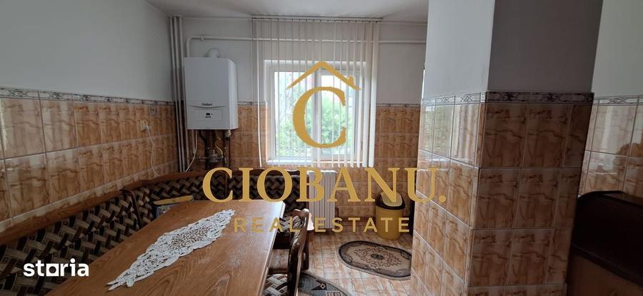 Apartament cu 3 camere decomandat, mobilat în Rovine