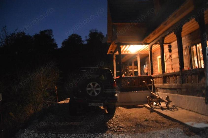 Casă cu 8 camere cu Teren 500 Mp în Buru