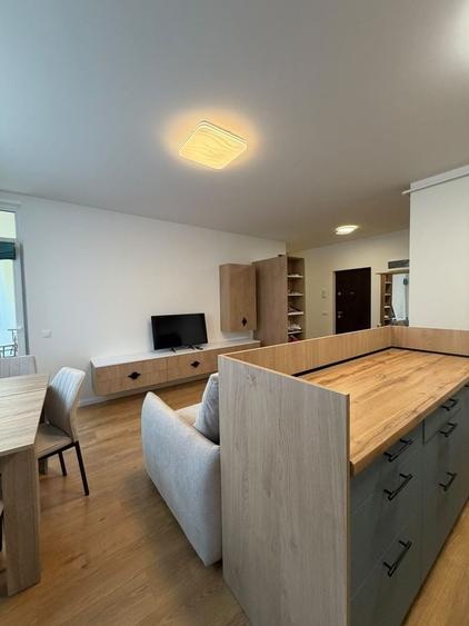 Apartament cu 3 camere semidecomandat, mobilat în Florești