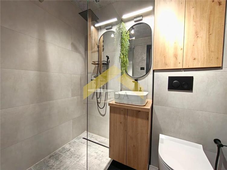 Apartament cu 3 camere semidecomandat, mobilat în Romanilor