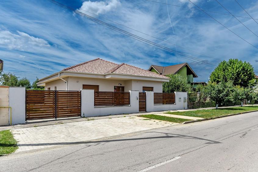 Casă individuală cu 4 camere cu Canalizare în Aradul Nou