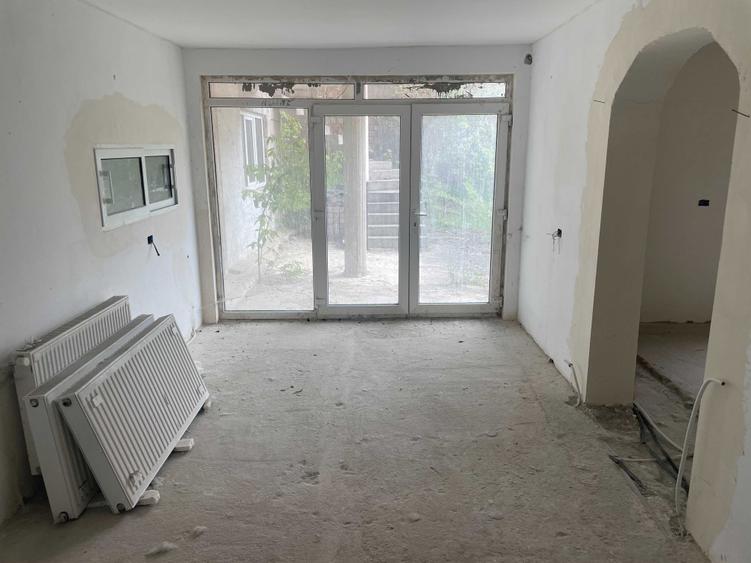 Casă cu 4 camere în Central